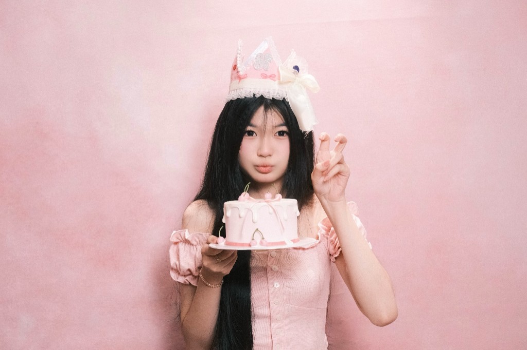 Khách hàng đội vương miện cầm bánh sinh nhật